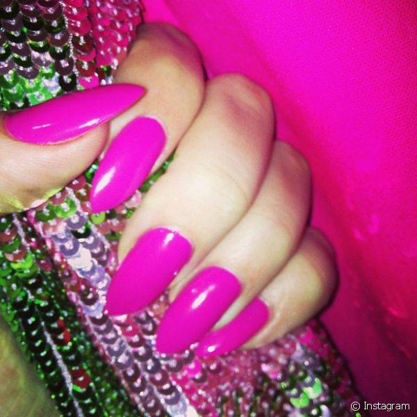 Khloé exibe as unhas pintadas com um esmalte rosa brilhoso e bastante chamativo em formato stiletto numa de suas publicações na rede social Instagram